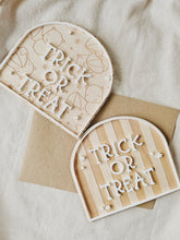 Load image into Gallery viewer, Halloween Trick Or Treat Plaque